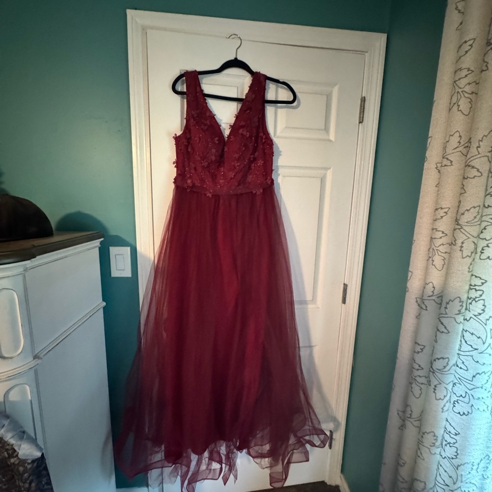 Elegant Burgundy Sleeveless Gown